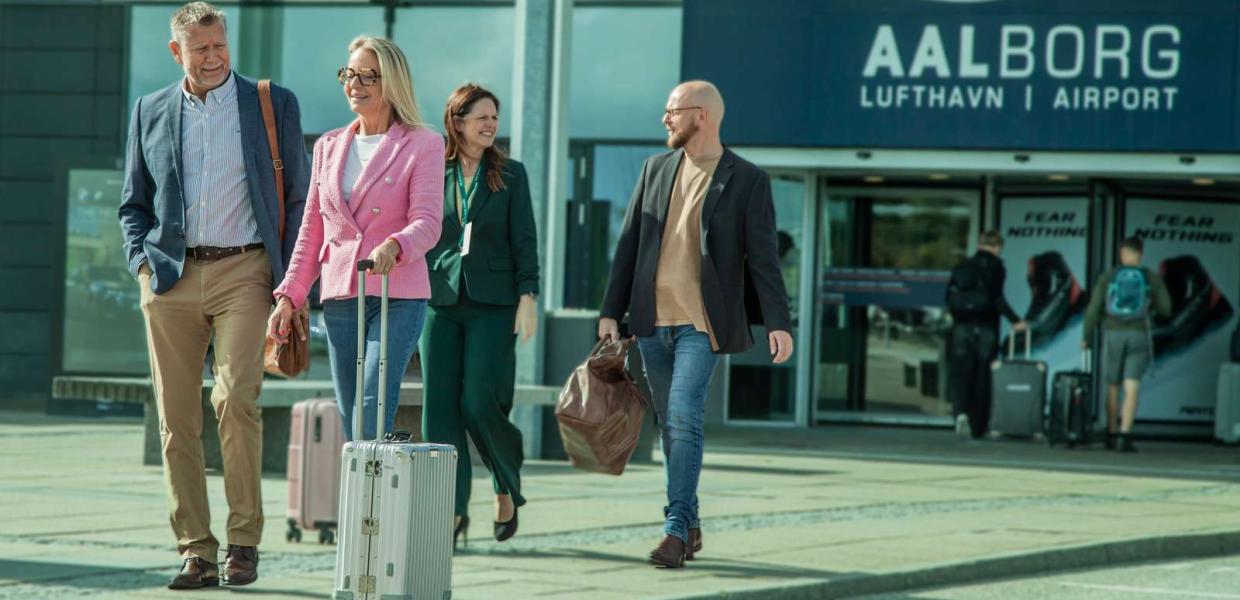 Fire konferencegæster udenfor Aalborg lufthavn