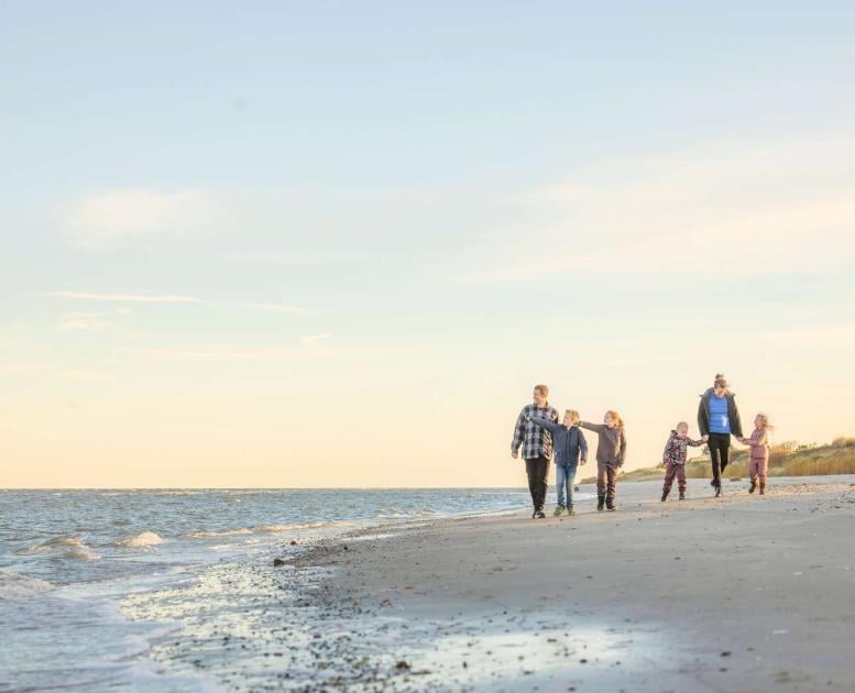 Familie på en strand ved Sæby